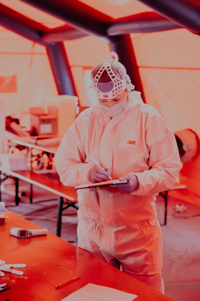 Technicien en combinaison de protection, désamiantage